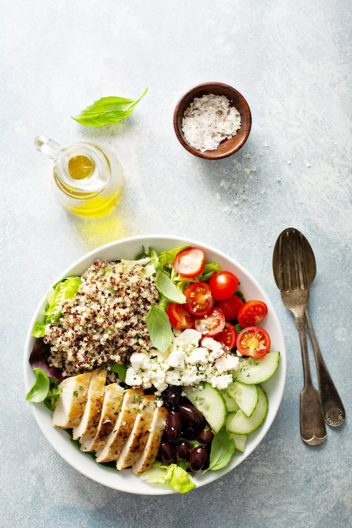 Greek Bowl: Chicken, Quinoa, Olives and Tomatoes