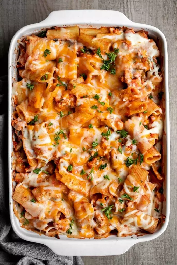 Chicken penne pasta is a quick and easy dinner that is delicious, rich, creamy, and flavorful. It’s a family favorite that’s ready in under 30 minutes.
