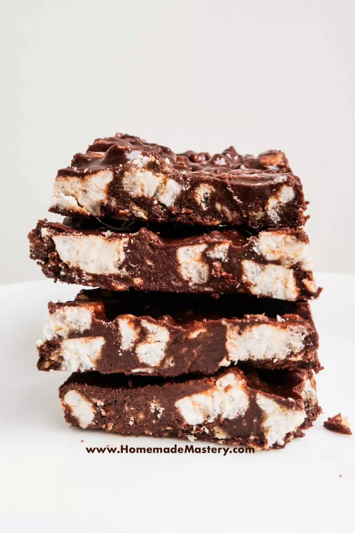 Super easy healthy chocolate rice bars - delicious and only 5 ingredients. These healthy bars are made with peanut butter, rice cakes and dark chocolate and are a great healthy meal prep recipe too! You’ll love these when you have chocolate craving - they’re a great healthy dessert and so easy to make.