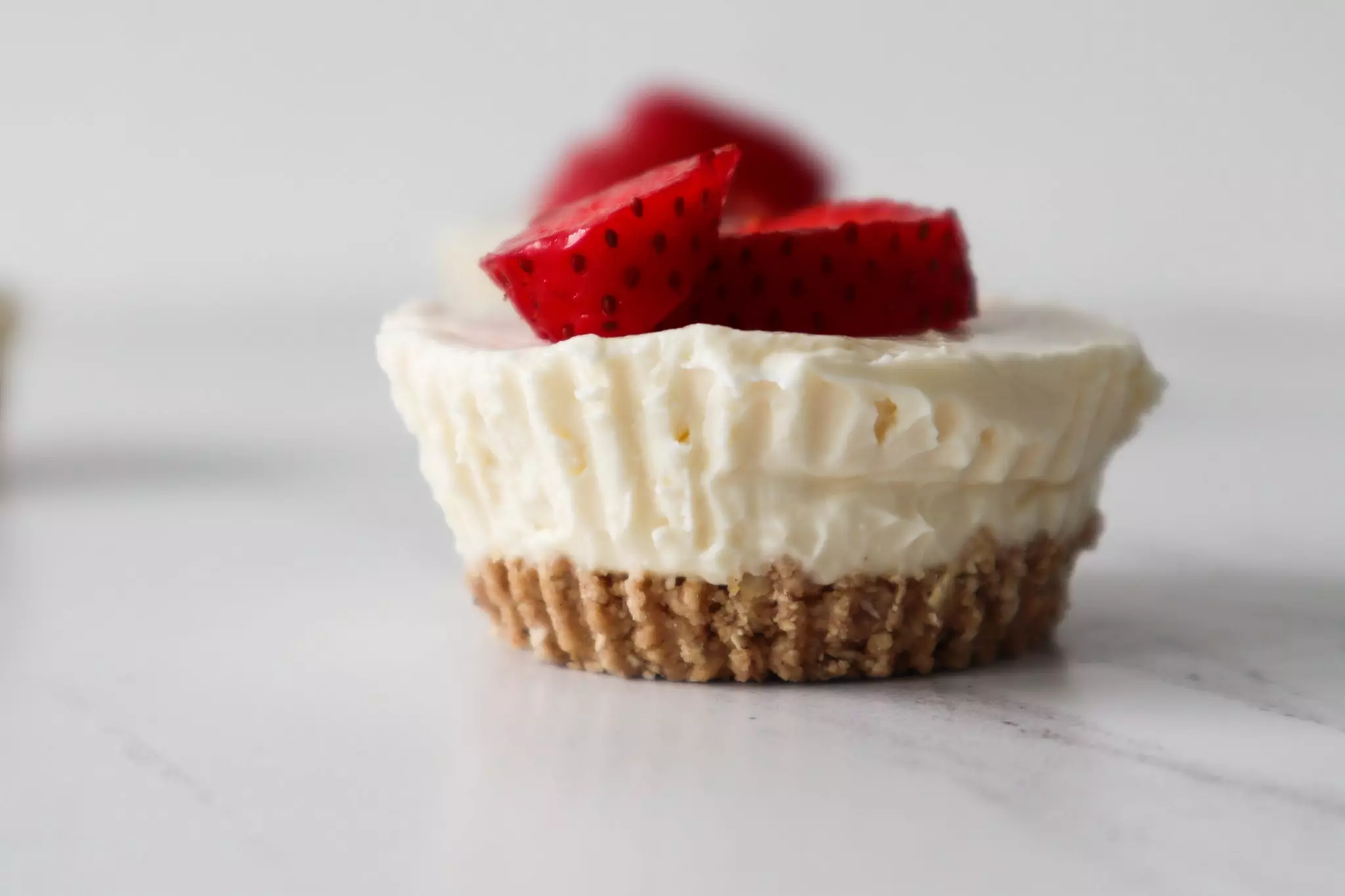 easy 6-ingredient no bake cheesecake with healthy cheesecake crust