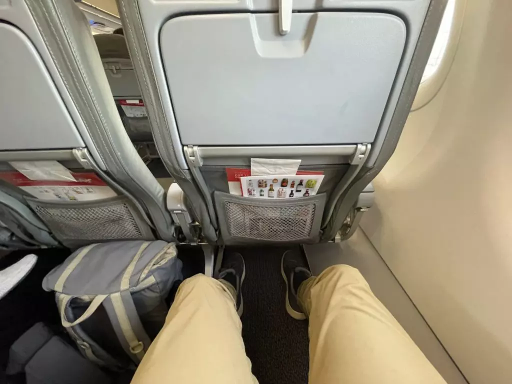 PLAY airlines review - seat footroom