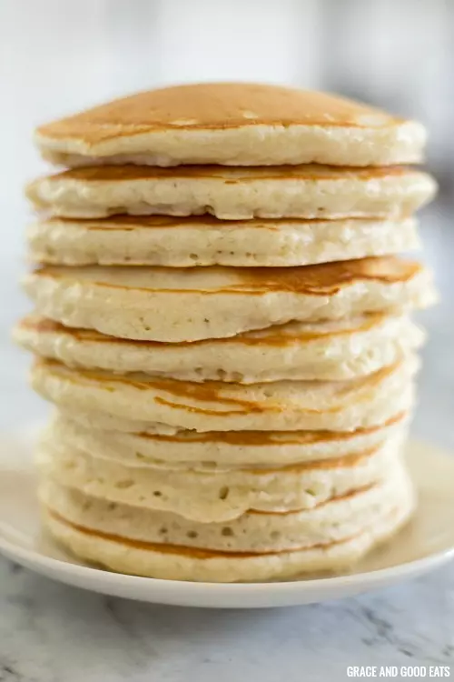 Easy Pancakes | Simple ingredients and a few minutes time is all you need to make this delicious pancake recipe. Load these perfect pancakes up with fresh fruit or drown them in your favorite maple syrup. #pancakes #homemadepancakes #fluffypancakes #pancakerecipe #graceandgoodeats
